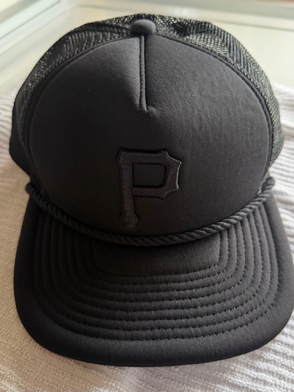 NEW ERA PITTSBURGH PIRATES BLACK TONE ROPE GOLFER TRUCKER MENS SNAPBACK HAT